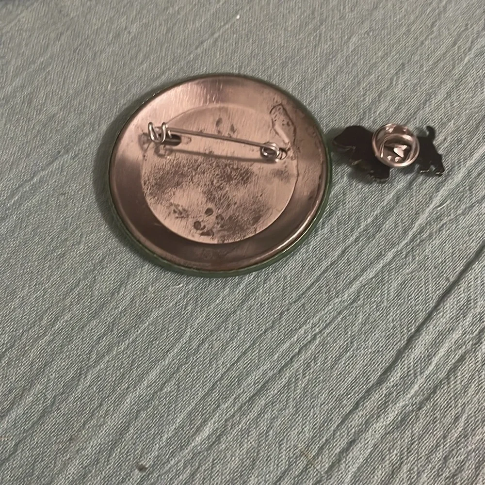 Button and pin bundle - Picture 3 of 9